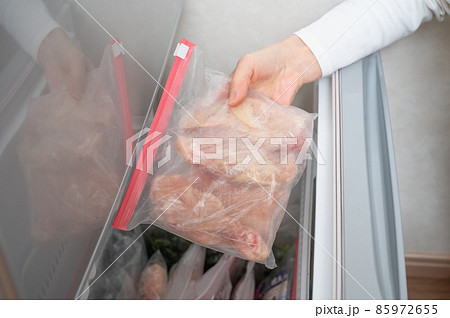 冷凍保存している鶏肉の手羽元 85972655