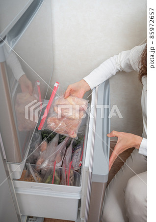 冷凍保存している鶏肉の手羽元 冷凍保存している鶏肉の手羽元 85972657