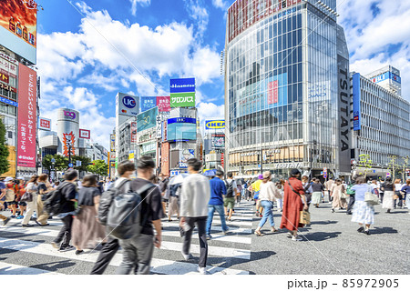 東京渋谷の都市風景　スクランブル交差点 85972905
