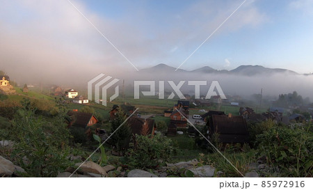 Morning fog dissipates in the mountains 85972916