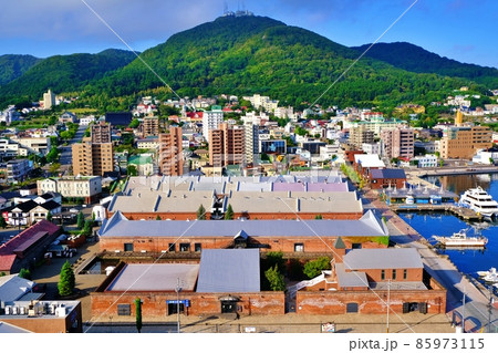 金森赤レンガ倉庫と函館山 85973115