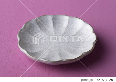 ピンクバックの和皿背景素材 85973120