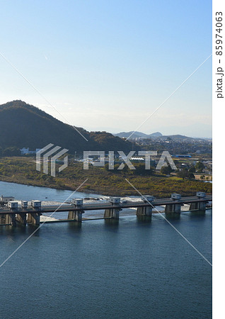 犬山城の天守閣から見た「犬山頭首工ライン大橋」（愛知県犬山市） 85974063