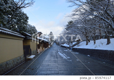 冬の早朝に歴史ある京都市東山区のねねの道を行く 冬の早朝に歴史ある京都市東山区のねねの道を行く 85974117