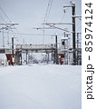 雪に埋もれ、電車が通れなくなっている線路 85974124