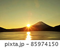 富士山と夜明けの光 85974150