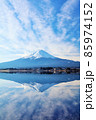 冬の青空と逆さ富士 85974152