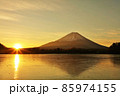 冬の夜明け　朝日と凍結した湖　そして富士山 85974155