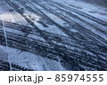 凍結し溶けない日陰の道路の路面  少量の降雪後の首都圏　a-1 85974555