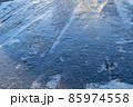 凍結し溶けない日陰の道路の路面  少量の降雪後の首都圏　b-1 85974558