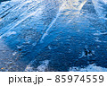 凍結し溶けない日陰の道路の路面  少量の降雪後の首都圏　b-2 高彩度コントラスト 85974559