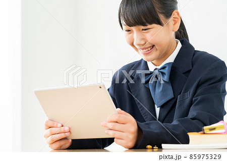中学生　高校生　女性　勉強　受験　教育　学習 85975329