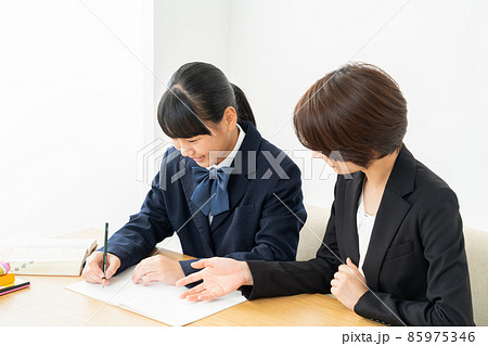 中学生 高校生 女性 勉強 受験 教育 学習 中学生 高校生 女性 勉強 受験 教育 学習 85975346