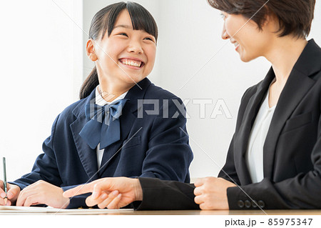 中学生　高校生　女性　勉強　受験　教育　学習 85975347