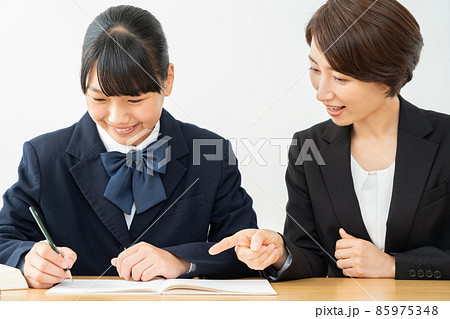 中学生　高校生　女性　勉強　受験　教育　学習 85975348