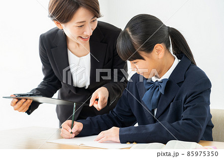 中学生　高校生　女性　勉強　受験　教育　学習 85975350
