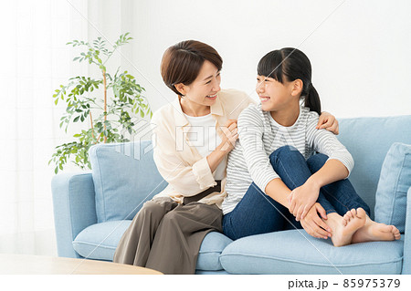親子　家族　ファミリー　母親　お母さん　娘 85975379