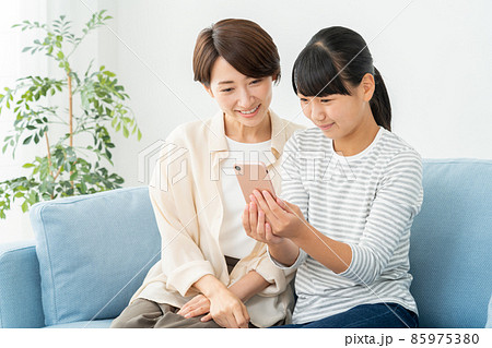 親子　家族　ファミリー　母親　お母さん　娘 85975380