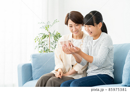 親子　家族　ファミリー　母親　お母さん　娘 85975381