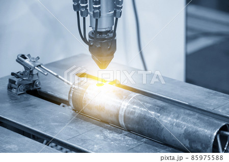 The gas cutting machine cutting the stainless steel tube. 85975588