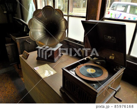 大昔の木製の箱型のレコードプレーヤー、レコードが乗っている、金属製