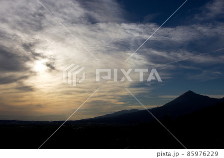 夕日でオレンジ色と虹色に雲が耀き、磐梯山のシルエットとのコラボレーションが綺麗 85976229