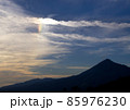 青空に夕日で虹色に耀く雲が磐梯山の上空に現れ、面白く、綺麗だ。 85976230