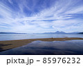 福島県、湖南からの猪苗代湖。湖水が少ない湖面に空が写り、青空には秋らしい雲が磐梯山上空に綺麗だ。 85976232