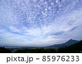 猪苗代湖と磐梯山上空に秋の雲である鱗雲が青空一面に広がり、雄大さと模様の美しさを感じさせる 85976233