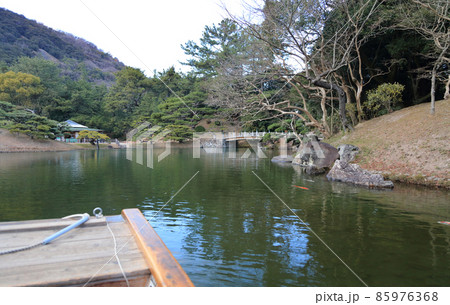 冬の栗林公園、南湖周遊の和船からの眺め。(迎春橋から小松亭にかけて) 冬の栗林公園、南湖周遊の和船からの眺め。(迎春橋から小松亭にかけて) 85976368