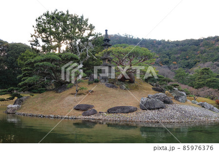 冬の栗林公園、南湖周遊の和船からの眺め。(弁財天を祀る天女嶋) 冬の栗林公園、南湖周遊の和船からの眺め。(弁財天を祀る天女嶋) 85976376