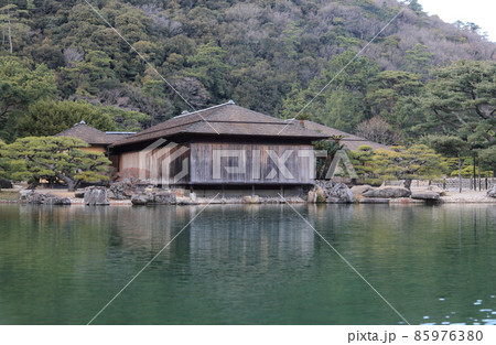 冬の栗林公園、南湖周遊の和船から眺める珍しい休業中の掬月亭(年間12月30,31の2日のみ休) 冬の栗林公園、南湖周遊の和船から眺める珍しい休業中の掬月亭(年間12月30,31の2日のみ休) 85976380