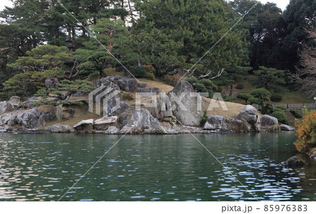 冬の栗林公園、南湖周遊の和船からの眺め。（弁財天を祀る天女嶋の石組み、上陸のための石段が見える） 85976383