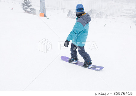 スノーボードを楽しむ男の子 スノーボードを楽しむ男の子 85976419