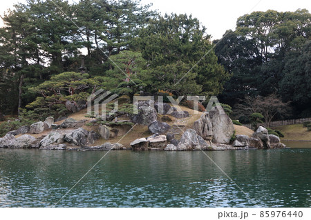 冬の栗林公園、南湖周遊の和船からの眺め。（弁財天を祀る天女嶋の石組み、上陸のための石段が見える） 85976440