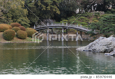 冬の栗林公園、南湖周遊の和船からの眺め。（杜鵑嶼越しに偃月橋、飛来峰を見る） 85976446