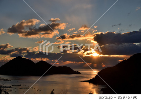 太郎坂広場から二木島湾を望む(朝日) 【三重県熊野市】 太郎坂広場から二木島湾を望む(朝日) 【三重県熊野市】 85976790