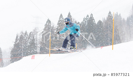 スキーを楽しむ子供 85977321