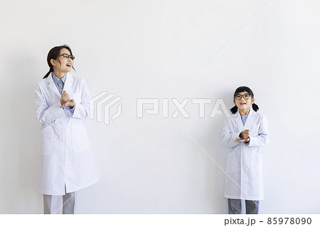 白衣の女性と女の子 85978090