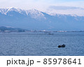 琵琶湖大橋の上から見る冬の湖西方面と湖岸線 85978641