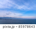 琵琶湖大橋の上から見る冬の湖西方面と湖岸線 85978643
