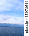琵琶湖大橋の上から見る冬の湖西方面と湖岸線 85978644