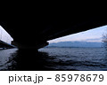 琵琶湖大橋の下から見上げる橋脚と冬の空 85978679