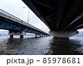 琵琶湖大橋の下から見上げる橋脚と冬の空 85978681