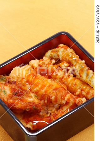 天重 天丼 ご飯に天ぷらを乗せタレをかける 重箱入り 天重 天丼 ご飯に天ぷらを乗せタレをかける 重箱入り 85978695