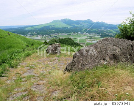 初夏の阿蘇　豊後街道 二重峠の石畳　（熊本県） 85978945