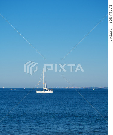 Sailboat on the Hondarribia beach Sailboat on the Hondarribia beach 85978971