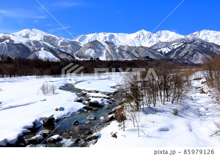 麗しき北アルプス　  　　白馬村と冠雪の北アルプス　　 85979126