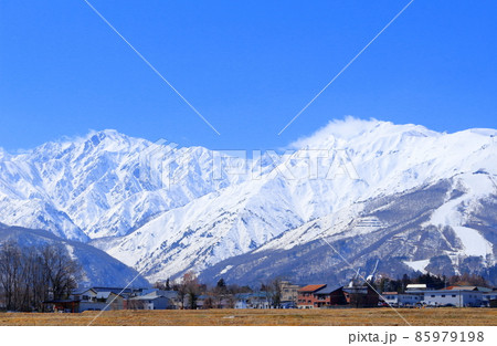 麗しき北アルプス　  　　白馬村と冠雪の北アルプス　　 85979198