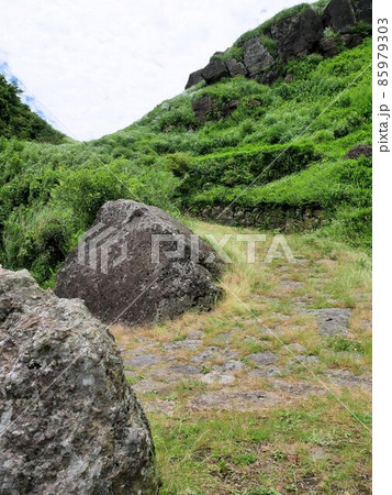 阿蘇・豊後街道 二重峠の石畳 山の曲道 (熊本県) 阿蘇・豊後街道 二重峠の石畳 山の曲道 (熊本県) 85979303